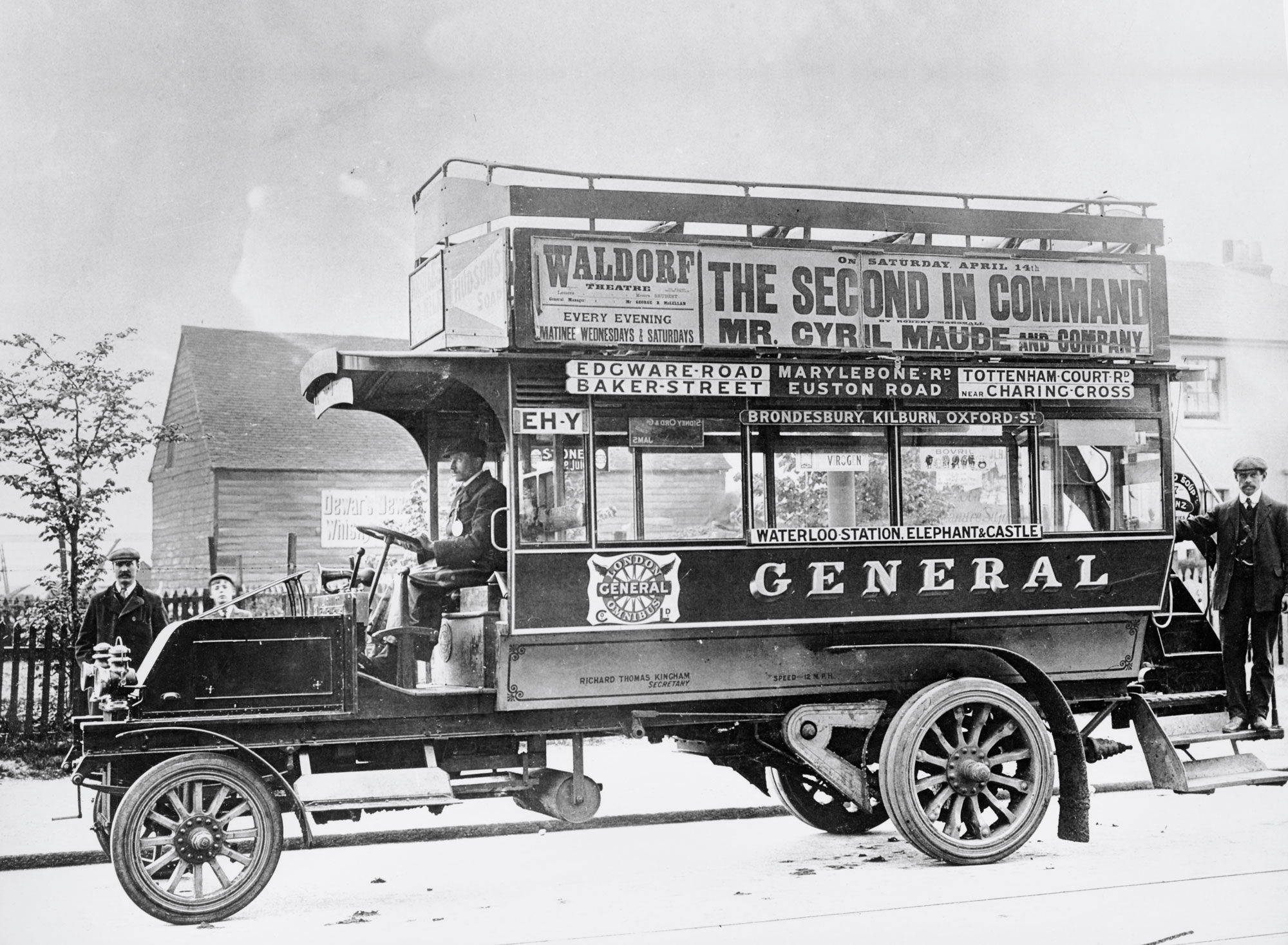 Первые автобусы в россии. Первый Омнибус в Лондоне. Омнибус Лондон 19 век. Омнибус в США 19 век. Самый первый Омнибус в Лондоне.